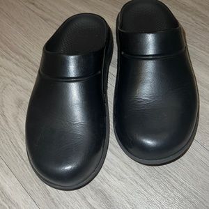 Oofos shoes
